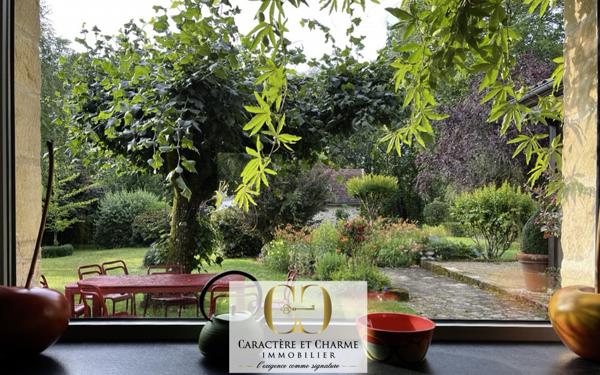 Sarlat-la-Canéda (24200) Maison de caractère totalement restaurée. Gîte - piscine chauffée. 5,3 hectares.