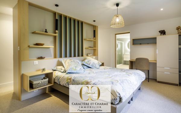 Sarlat-la-Canéda (24200) Maison de caractère totalement restaurée. Gîte - piscine chauffée. 5,3 hectares.