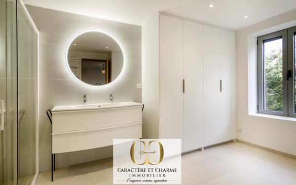 Sarlat-la-Canéda (24200) Maison de caractère totalement restaurée. Gîte - piscine chauffée. 5,3 hectares.