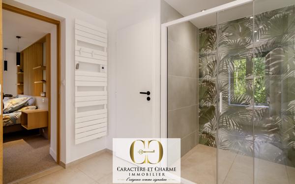 Sarlat-la-Canéda (24200) Maison de caractère totalement restaurée. Gîte - piscine chauffée. 5,3 hectares.