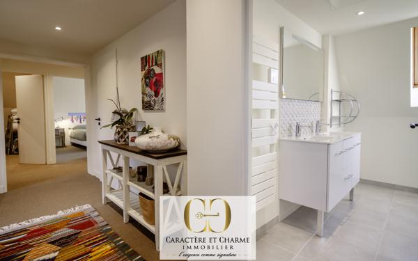 Sarlat-la-Canéda (24200) Maison de caractère totalement restaurée. Gîte - piscine chauffée. 5,3 hectares.