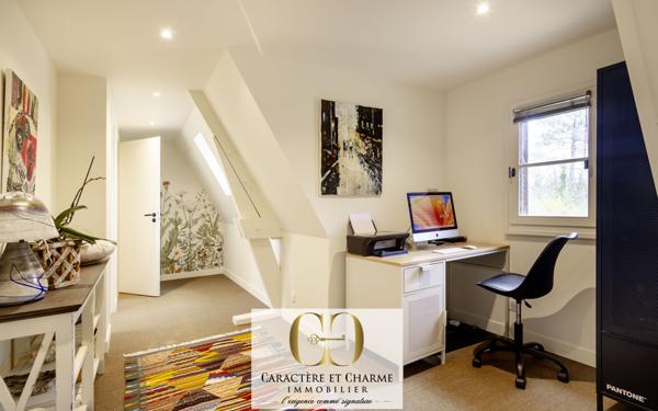 Sarlat-la-Canéda (24200) Maison de caractère totalement restaurée. Gîte - piscine chauffée. 5,3 hectares.