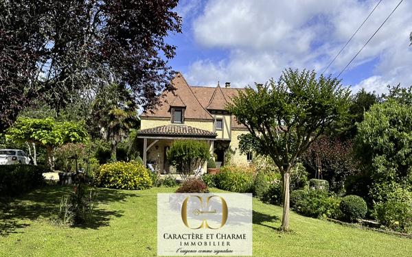 Sarlat-la-Canéda (24200) Maison de caractère totalement restaurée. Gîte - piscine chauffée. 5,3 hectares.