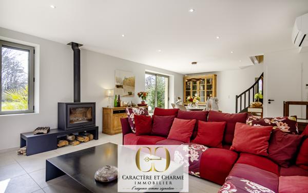 Sarlat-la-Canéda (24200) Maison de caractère totalement restaurée. Gîte - piscine chauffée. 5,3 hectares.