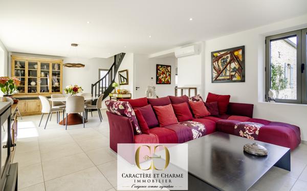 Sarlat-la-Canéda (24200) Maison de caractère totalement restaurée. Gîte - piscine chauffée. 5,3 hectares.