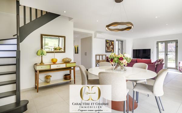 Sarlat-la-Canéda (24200) Maison de caractère totalement restaurée. Gîte - piscine chauffée. 5,3 hectares.