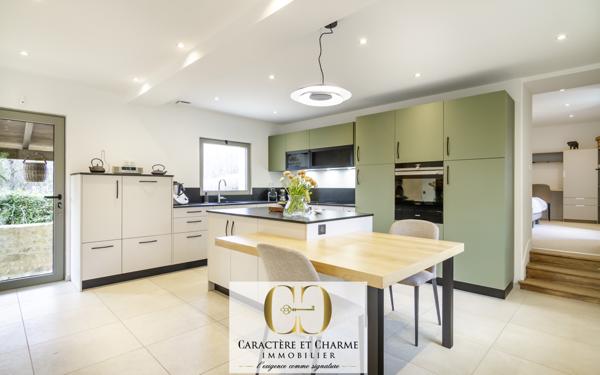 Sarlat-la-Canéda (24200) Maison de caractère totalement restaurée. Gîte - piscine chauffée. 5,3 hectares.