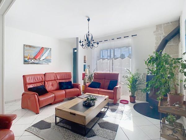 Maison de caractère rénovée avec 193 m² habitables, 6 chambres, située dans le centre ville de Luçon.