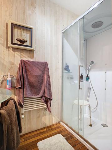 Maison de caractère rénovée avec 193 m² habitables, 6 chambres, située dans le centre ville de Luçon.