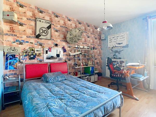 Maison de caractère rénovée avec 193 m² habitables, 6 chambres, située dans le centre ville de Luçon.