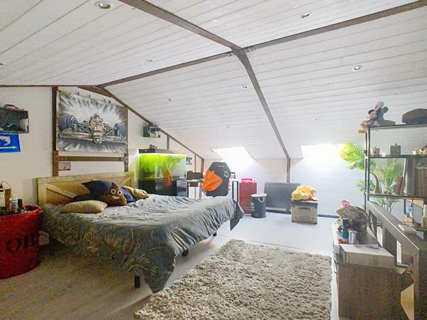 Maison de caractère rénovée avec 193 m² habitables, 6 chambres, située dans le centre ville de Luçon.