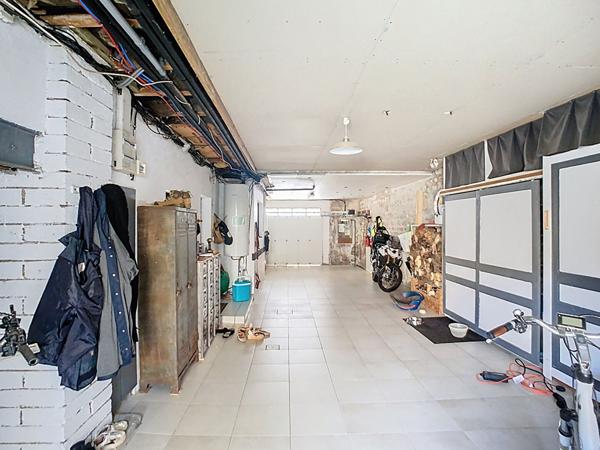 Maison de caractère rénovée avec 193 m² habitables, 6 chambres, située dans le centre ville de Luçon.