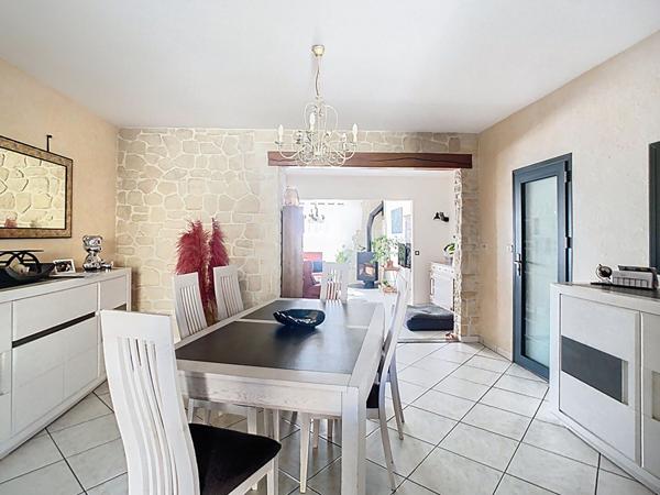 Maison de caractère rénovée avec 193 m² habitables, 6 chambres, située dans le centre ville de Luçon.