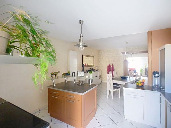 Maison de caractère rénovée avec 193 m² habitables, 6 chambres, située dans le centre ville de Luçon.