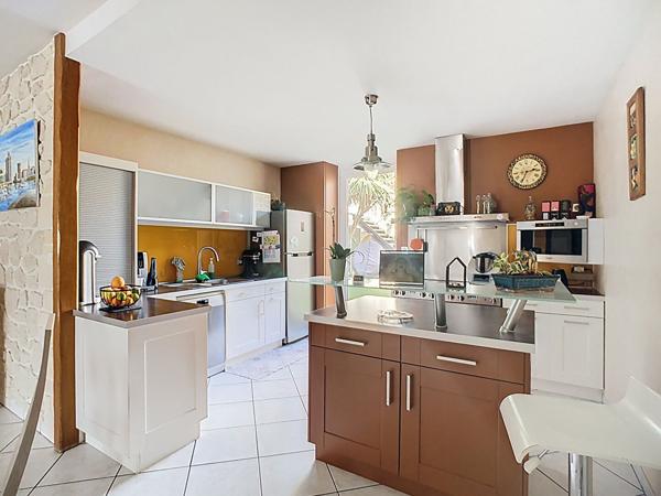 Maison de caractère rénovée avec 193 m² habitables, 6 chambres, située dans le centre ville de Luçon.