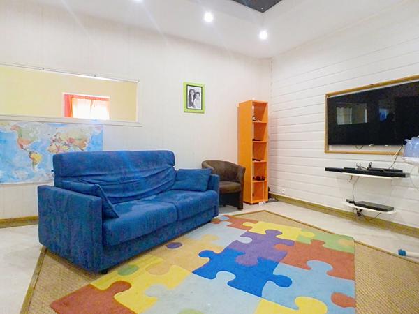 Maison de caractère rénovée avec 193 m² habitables, 6 chambres, située dans le centre ville de Luçon.