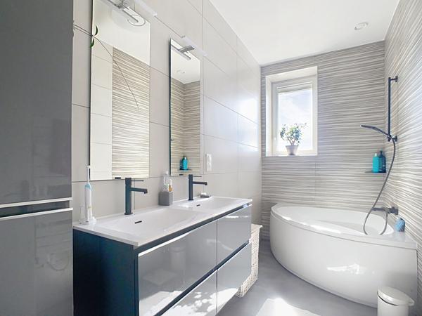 Maison de caractère rénovée avec 193 m² habitables, 6 chambres, située dans le centre ville de Luçon.