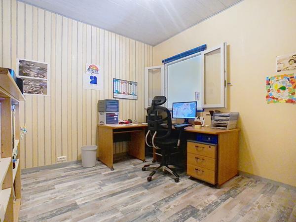 Maison de caractère rénovée avec 193 m² habitables, 6 chambres, située dans le centre ville de Luçon.