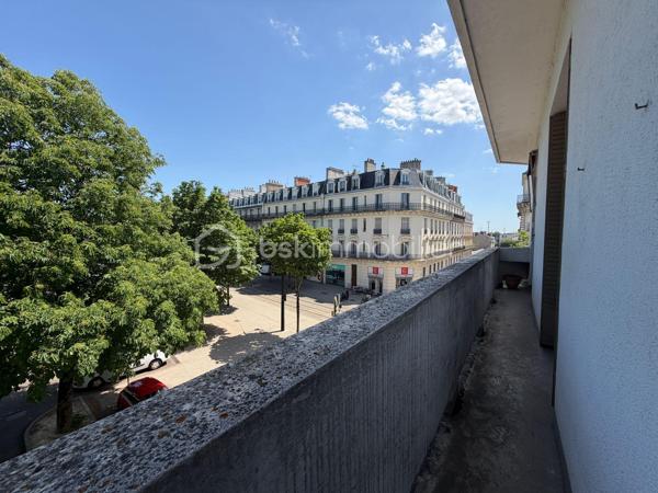 Découvrez cet appartement spacieux de 114 m², niché au 2ème étage d’un immeuble d'époque datant de 1935. Un véritable havre de paix en plein centre-ville pour un style de vie alliant confort et élégance.

Avec ses pièces généreuses, cet appartement offre des espaces de vie lumineux avec deux balcons pour profiter de la vue environnante.

Bénéficiant de la double destination, il pourra devenir votre nouveau chez-vous mais aussi les bureaux de votre entreprise voire même un cabinet pour une profession libérale.

Une cave et une chambre de bonne complètent avantageusement ce bien. 

Situé dans une copropriété bien entretenue de 63 lots, avec des charges annuelles de 3660€, cet appartement vous séduira par son charme d'antan. Proche des commerces et des transports, il est parfait pour les citadins recherchant un espace à la fois fonctionnel et esthétique.

Pour plus d'informations, contactez Charles Piponnier.
