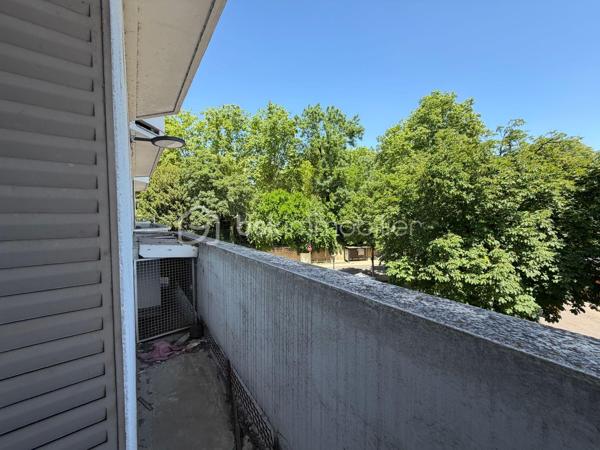 Découvrez cet appartement spacieux de 114 m², niché au 2ème étage d’un immeuble d'époque datant de 1935. Un véritable havre de paix en plein centre-ville pour un style de vie alliant confort et élégance.

Avec ses pièces généreuses, cet appartement offre des espaces de vie lumineux avec deux balcons pour profiter de la vue environnante.

Bénéficiant de la double destination, il pourra devenir votre nouveau chez-vous mais aussi les bureaux de votre entreprise voire même un cabinet pour une profession libérale.

Une cave et une chambre de bonne complètent avantageusement ce bien. 

Situé dans une copropriété bien entretenue de 63 lots, avec des charges annuelles de 3660€, cet appartement vous séduira par son charme d'antan. Proche des commerces et des transports, il est parfait pour les citadins recherchant un espace à la fois fonctionnel et esthétique.

Pour plus d'informations, contactez Charles Piponnier.