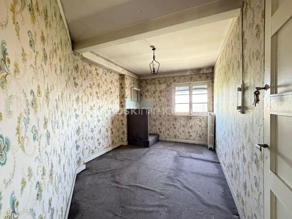 Découvrez cet appartement spacieux de 114 m², niché au 2ème étage d’un immeuble d'époque datant de 1935. Un véritable havre de paix en plein centre-ville pour un style de vie alliant confort et élégance.

Avec ses pièces généreuses, cet appartement offre des espaces de vie lumineux avec deux balcons pour profiter de la vue environnante.

Bénéficiant de la double destination, il pourra devenir votre nouveau chez-vous mais aussi les bureaux de votre entreprise voire même un cabinet pour une profession libérale.

Une cave et une chambre de bonne complètent avantageusement ce bien. 

Situé dans une copropriété bien entretenue de 63 lots, avec des charges annuelles de 3660€, cet appartement vous séduira par son charme d'antan. Proche des commerces et des transports, il est parfait pour les citadins recherchant un espace à la fois fonctionnel et esthétique.

Pour plus d'informations, contactez Charles Piponnier.
