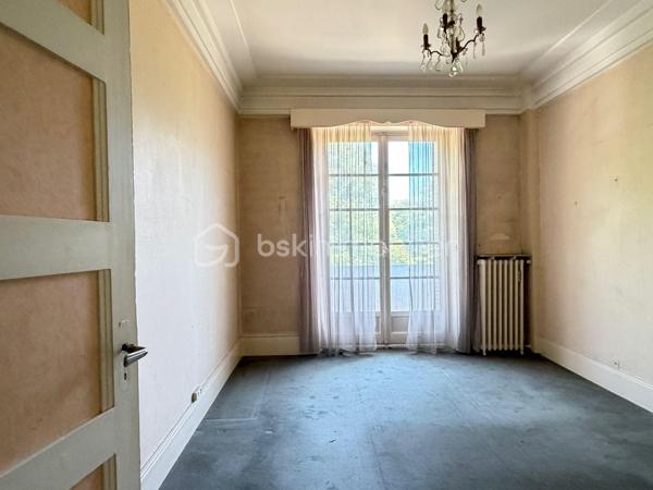 Découvrez cet appartement spacieux de 114 m², niché au 2ème étage d’un immeuble d'époque datant de 1935. Un véritable havre de paix en plein centre-ville pour un style de vie alliant confort et élégance.

Avec ses pièces généreuses, cet appartement offre des espaces de vie lumineux avec deux balcons pour profiter de la vue environnante.

Bénéficiant de la double destination, il pourra devenir votre nouveau chez-vous mais aussi les bureaux de votre entreprise voire même un cabinet pour une profession libérale.

Une cave et une chambre de bonne complètent avantageusement ce bien. 

Situé dans une copropriété bien entretenue de 63 lots, avec des charges annuelles de 3660€, cet appartement vous séduira par son charme d'antan. Proche des commerces et des transports, il est parfait pour les citadins recherchant un espace à la fois fonctionnel et esthétique.

Pour plus d'informations, contactez Charles Piponnier.