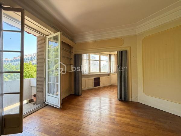 Découvrez cet appartement spacieux de 114 m², niché au 2ème étage d’un immeuble d'époque datant de 1935. Un véritable havre de paix en plein centre-ville pour un style de vie alliant confort et élégance.

Avec ses pièces généreuses, cet appartement offre des espaces de vie lumineux avec deux balcons pour profiter de la vue environnante.

Bénéficiant de la double destination, il pourra devenir votre nouveau chez-vous mais aussi les bureaux de votre entreprise voire même un cabinet pour une profession libérale.

Une cave et une chambre de bonne complètent avantageusement ce bien. 

Situé dans une copropriété bien entretenue de 63 lots, avec des charges annuelles de 3660€, cet appartement vous séduira par son charme d'antan. Proche des commerces et des transports, il est parfait pour les citadins recherchant un espace à la fois fonctionnel et esthétique.

Pour plus d'informations, contactez Charles Piponnier.