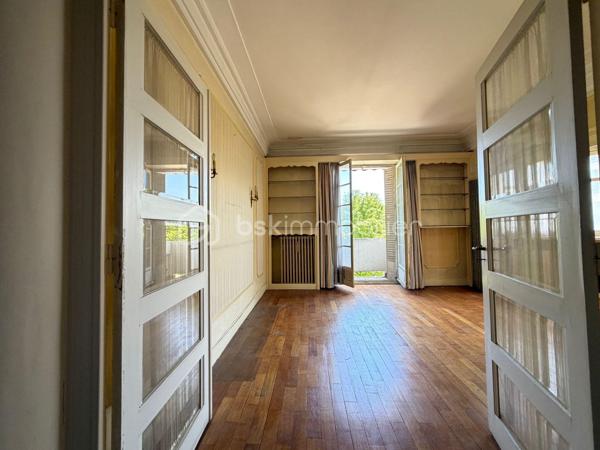 Découvrez cet appartement spacieux de 114 m², niché au 2ème étage d’un immeuble d'époque datant de 1935. Un véritable havre de paix en plein centre-ville pour un style de vie alliant confort et élégance.

Avec ses pièces généreuses, cet appartement offre des espaces de vie lumineux avec deux balcons pour profiter de la vue environnante.

Bénéficiant de la double destination, il pourra devenir votre nouveau chez-vous mais aussi les bureaux de votre entreprise voire même un cabinet pour une profession libérale.

Une cave et une chambre de bonne complètent avantageusement ce bien. 

Situé dans une copropriété bien entretenue de 63 lots, avec des charges annuelles de 3660€, cet appartement vous séduira par son charme d'antan. Proche des commerces et des transports, il est parfait pour les citadins recherchant un espace à la fois fonctionnel et esthétique.

Pour plus d'informations, contactez Charles Piponnier.