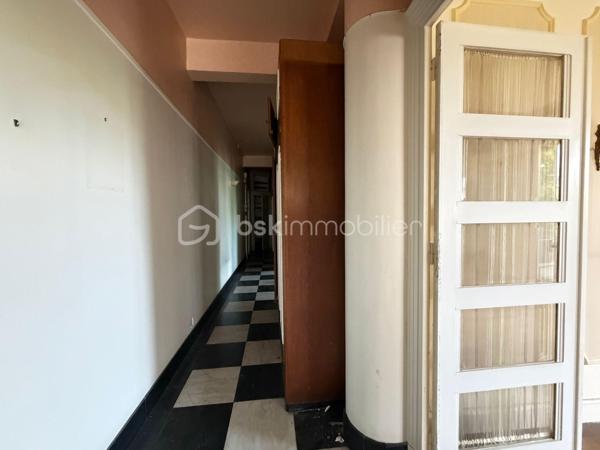 Découvrez cet appartement spacieux de 114 m², niché au 2ème étage d’un immeuble d'époque datant de 1935. Un véritable havre de paix en plein centre-ville pour un style de vie alliant confort et élégance.

Avec ses pièces généreuses, cet appartement offre des espaces de vie lumineux avec deux balcons pour profiter de la vue environnante.

Bénéficiant de la double destination, il pourra devenir votre nouveau chez-vous mais aussi les bureaux de votre entreprise voire même un cabinet pour une profession libérale.

Une cave et une chambre de bonne complètent avantageusement ce bien. 

Situé dans une copropriété bien entretenue de 63 lots, avec des charges annuelles de 3660€, cet appartement vous séduira par son charme d'antan. Proche des commerces et des transports, il est parfait pour les citadins recherchant un espace à la fois fonctionnel et esthétique.

Pour plus d'informations, contactez Charles Piponnier.