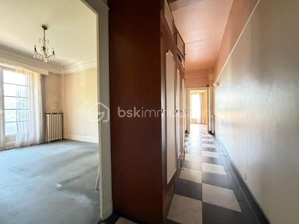 Découvrez cet appartement spacieux de 114 m², niché au 2ème étage d’un immeuble d'époque datant de 1935. Un véritable havre de paix en plein centre-ville pour un style de vie alliant confort et élégance.

Avec ses pièces généreuses, cet appartement offre des espaces de vie lumineux avec deux balcons pour profiter de la vue environnante.

Bénéficiant de la double destination, il pourra devenir votre nouveau chez-vous mais aussi les bureaux de votre entreprise voire même un cabinet pour une profession libérale.

Une cave et une chambre de bonne complètent avantageusement ce bien. 

Situé dans une copropriété bien entretenue de 63 lots, avec des charges annuelles de 3660€, cet appartement vous séduira par son charme d'antan. Proche des commerces et des transports, il est parfait pour les citadins recherchant un espace à la fois fonctionnel et esthétique.

Pour plus d'informations, contactez Charles Piponnier.