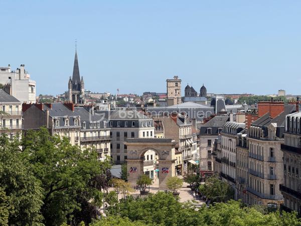 Découvrez cet appartement spacieux de 114 m², niché au 2ème étage d’un immeuble d'époque datant de 1935. Un véritable havre de paix en plein centre-ville pour un style de vie alliant confort et élégance.

Avec ses pièces généreuses, cet appartement offre des espaces de vie lumineux avec deux balcons pour profiter de la vue environnante.

Bénéficiant de la double destination, il pourra devenir votre nouveau chez-vous mais aussi les bureaux de votre entreprise voire même un cabinet pour une profession libérale.

Une cave et une chambre de bonne complètent avantageusement ce bien. 

Situé dans une copropriété bien entretenue de 63 lots, avec des charges annuelles de 3660€, cet appartement vous séduira par son charme d'antan. Proche des commerces et des transports, il est parfait pour les citadins recherchant un espace à la fois fonctionnel et esthétique.

Pour plus d'informations, contactez Charles Piponnier.