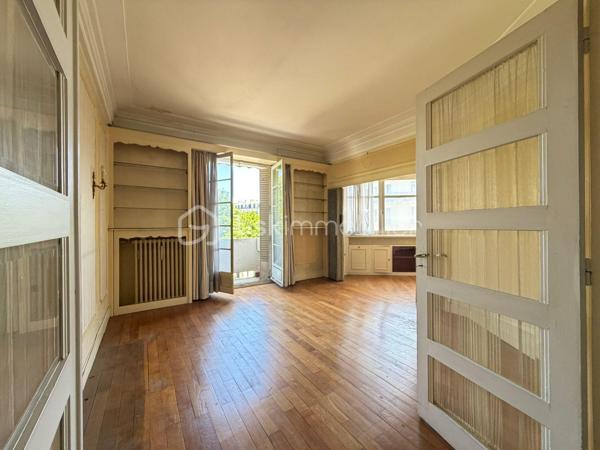 Découvrez cet appartement spacieux de 114 m², niché au 2ème étage d’un immeuble d'époque datant de 1935. Un véritable havre de paix en plein centre-ville pour un style de vie alliant confort et élégance.

Avec ses pièces généreuses, cet appartement offre des espaces de vie lumineux avec deux balcons pour profiter de la vue environnante.

Bénéficiant de la double destination, il pourra devenir votre nouveau chez-vous mais aussi les bureaux de votre entreprise voire même un cabinet pour une profession libérale.

Une cave et une chambre de bonne complètent avantageusement ce bien. 

Situé dans une copropriété bien entretenue de 63 lots, avec des charges annuelles de 3660€, cet appartement vous séduira par son charme d'antan. Proche des commerces et des transports, il est parfait pour les citadins recherchant un espace à la fois fonctionnel et esthétique.

Pour plus d'informations, contactez Charles Piponnier.