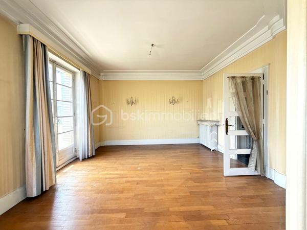 Découvrez cet appartement spacieux de 114 m², niché au 2ème étage d’un immeuble d'époque datant de 1935. Un véritable havre de paix en plein centre-ville pour un style de vie alliant confort et élégance.

Avec ses pièces généreuses, cet appartement offre des espaces de vie lumineux avec deux balcons pour profiter de la vue environnante.

Bénéficiant de la double destination, il pourra devenir votre nouveau chez-vous mais aussi les bureaux de votre entreprise voire même un cabinet pour une profession libérale.

Une cave et une chambre de bonne complètent avantageusement ce bien. 

Situé dans une copropriété bien entretenue de 63 lots, avec des charges annuelles de 3660€, cet appartement vous séduira par son charme d'antan. Proche des commerces et des transports, il est parfait pour les citadins recherchant un espace à la fois fonctionnel et esthétique.

Pour plus d'informations, contactez Charles Piponnier.