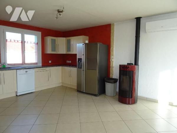 FLEURÉ, Maison lumineuse offrant : une belle pièce de vie avec cuisine aménagée ouverte, 3 cham...