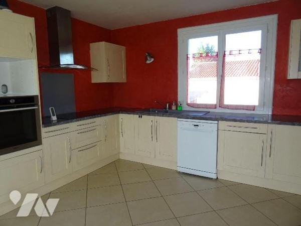 FLEURÉ, Maison lumineuse offrant : une belle pièce de vie avec cuisine aménagée ouverte, 3 cham...