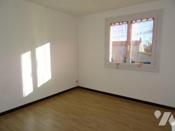 FLEURÉ, Maison lumineuse offrant : une belle pièce de vie avec cuisine aménagée ouverte, 3 cham...