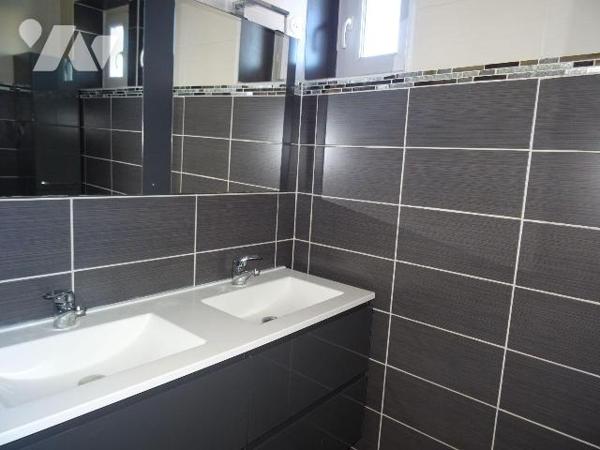 FLEURÉ, Maison lumineuse offrant : une belle pièce de vie avec cuisine aménagée ouverte, 3 cham...