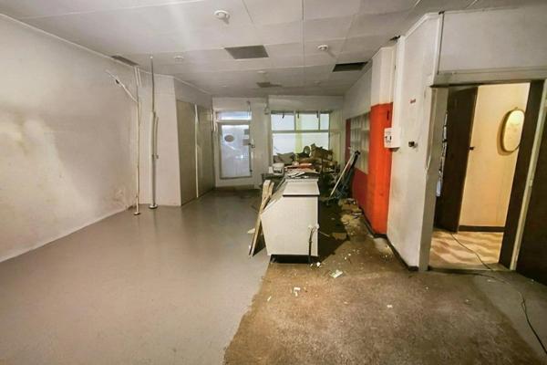 Local commercial 91 m² – Centre de Hayange – Vitrines, cour, sans pas-de-porte