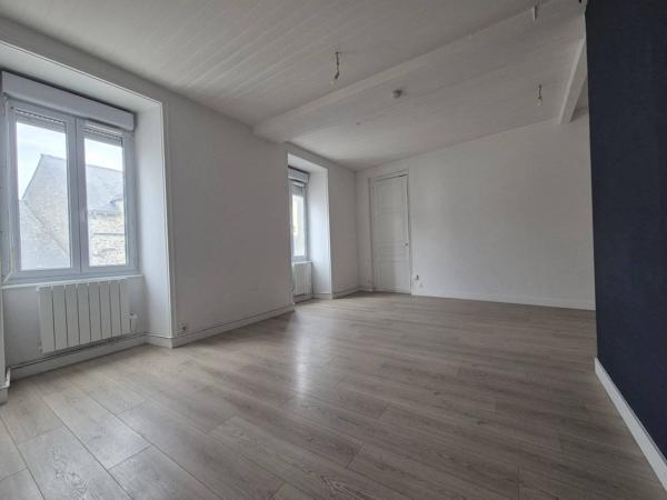 SAINT PIERRE LA COUR IMMEUBLE DE 170 M2 HABITABLE DE 3 LOGEMENTS A RENOVER AVEC 3 PLACES DE PARKING