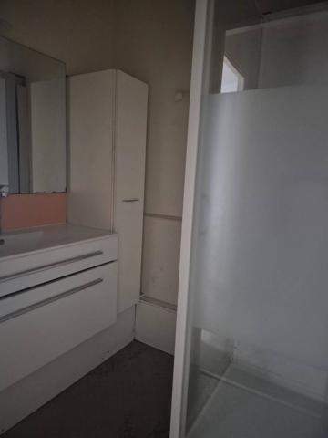SAINT PIERRE LA COUR IMMEUBLE DE 170 M2 HABITABLE DE 3 LOGEMENTS A RENOVER AVEC 3 PLACES DE PARKING