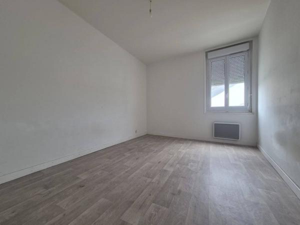 SAINT PIERRE LA COUR IMMEUBLE DE 170 M2 HABITABLE DE 3 LOGEMENTS A RENOVER AVEC 3 PLACES DE PARKING
