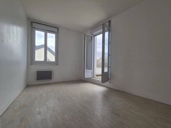 SAINT PIERRE LA COUR IMMEUBLE DE 170 M2 HABITABLE DE 3 LOGEMENTS A RENOVER AVEC 3 PLACES DE PARKING