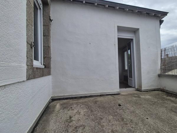 SAINT PIERRE LA COUR IMMEUBLE DE 170 M2 HABITABLE DE 3 LOGEMENTS A RENOVER AVEC 3 PLACES DE PARKING