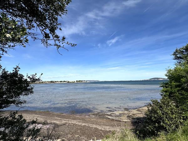 MEZE villa à rénover de 242m² , terrain de 13755m² avec piscine et garage, superbe vue étang