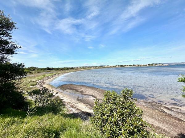 MEZE villa à rénover de 242m² , terrain de 13755m² avec piscine et garage, superbe vue étang