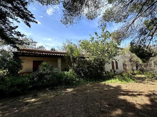 MEZE villa à rénover de 242m² , terrain de 13755m² avec piscine et garage, superbe vue étang