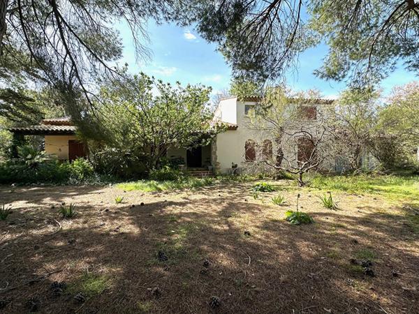 MEZE villa à rénover de 242m² , terrain de 13755m² avec piscine et garage, superbe vue étang