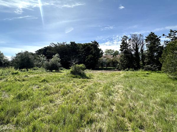 MEZE villa à rénover de 242m² , terrain de 13755m² avec piscine et garage, superbe vue étang