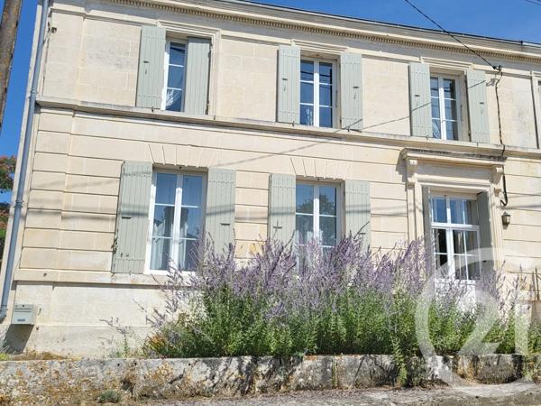 Maison à vendre  6 pièces - 157 m 2   SAINTES  - 17