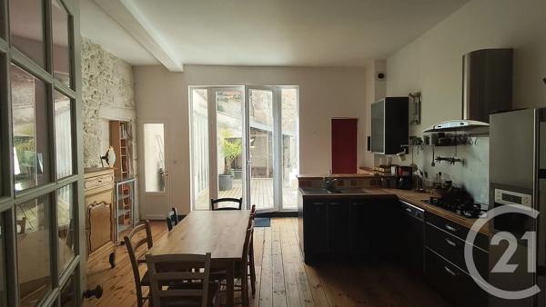Maison à vendre  6 pièces - 157 m 2   SAINTES  - 17